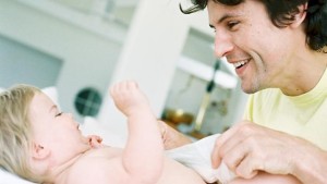 Peran ayah-dalam-perawatan-bayi