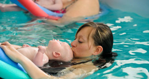 Bayi belajar berenang