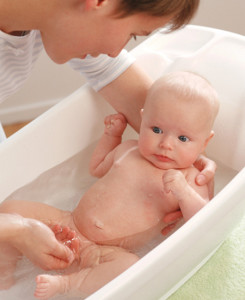 Mandi bayi dengan bak mandi