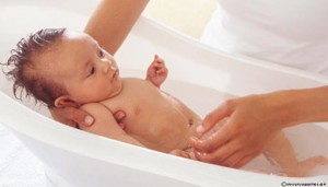 Memandikan bayi dengan air hangat