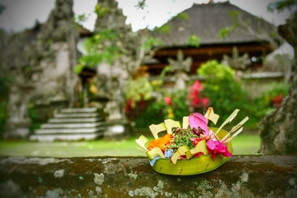 Jangan menginjak Canang di Bali