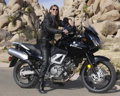 perempuan naik motor